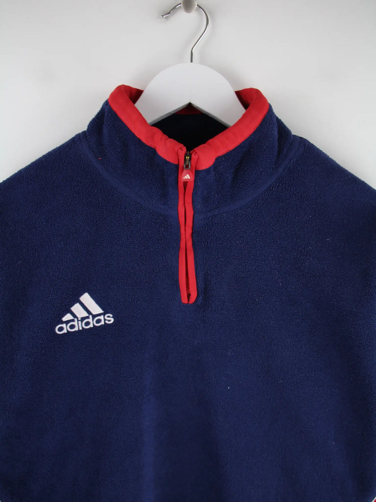 Adidas Fleece Blau M – Detailansicht Vorderseite