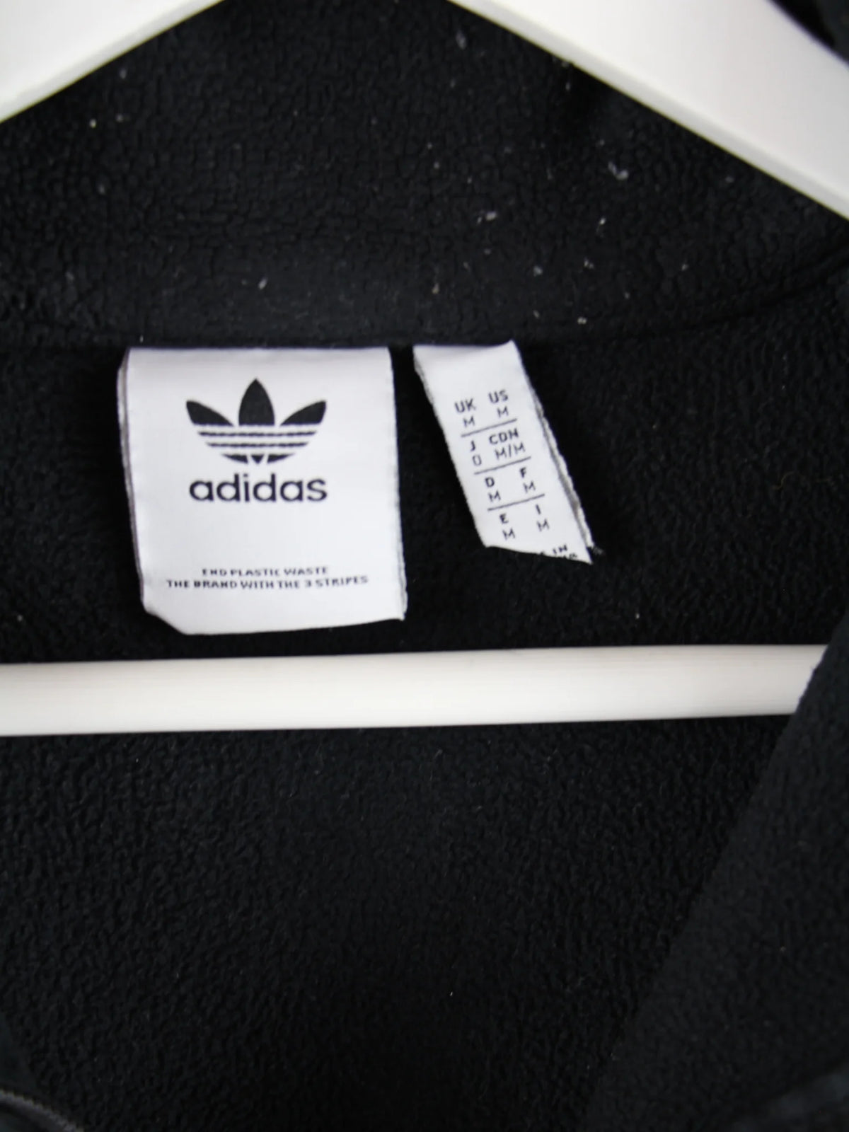 Adidas Fleece Schwarz M – Detailansicht Vorderseite
