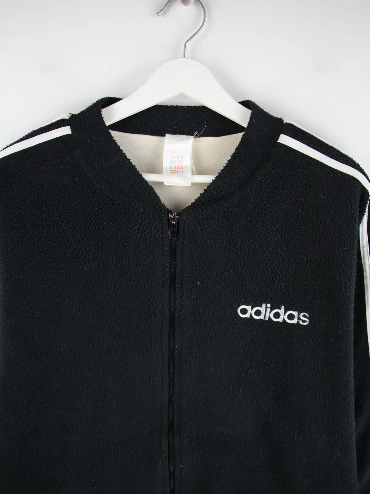 Adidas Fleece Schwarz L – Detailansicht Vorderseite