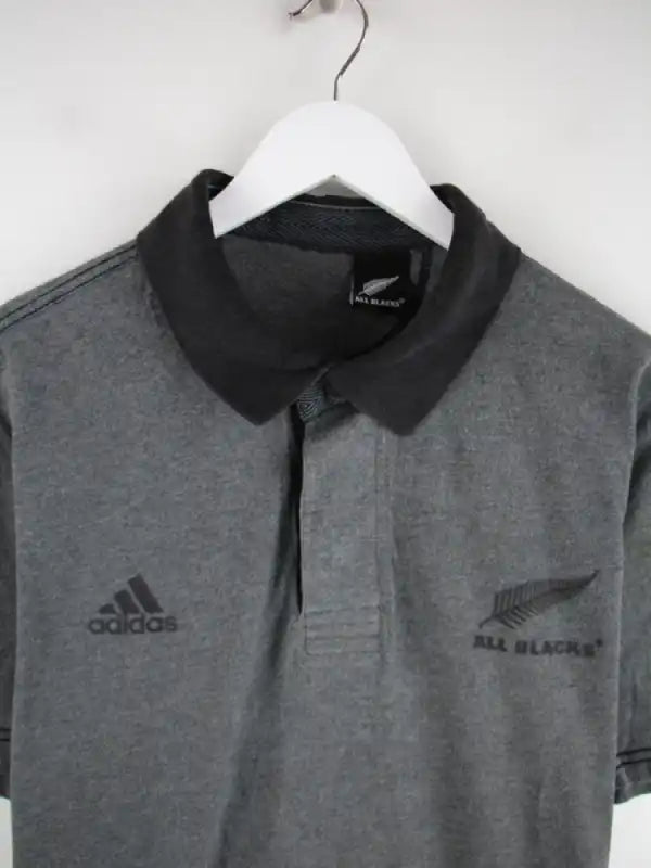 Adidas Polo Grau M – Detailansicht Vorderseite