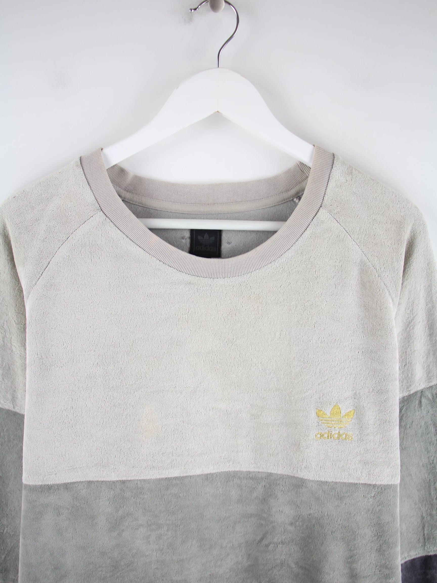 Adidas Sweater Grau XL – Detailansicht Vorderseite