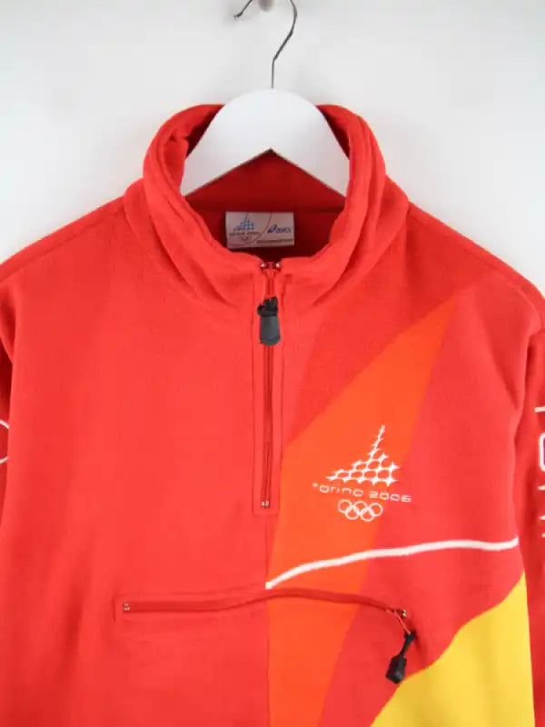 Asics Fleece Rot M – Detailansicht Vorderseite
