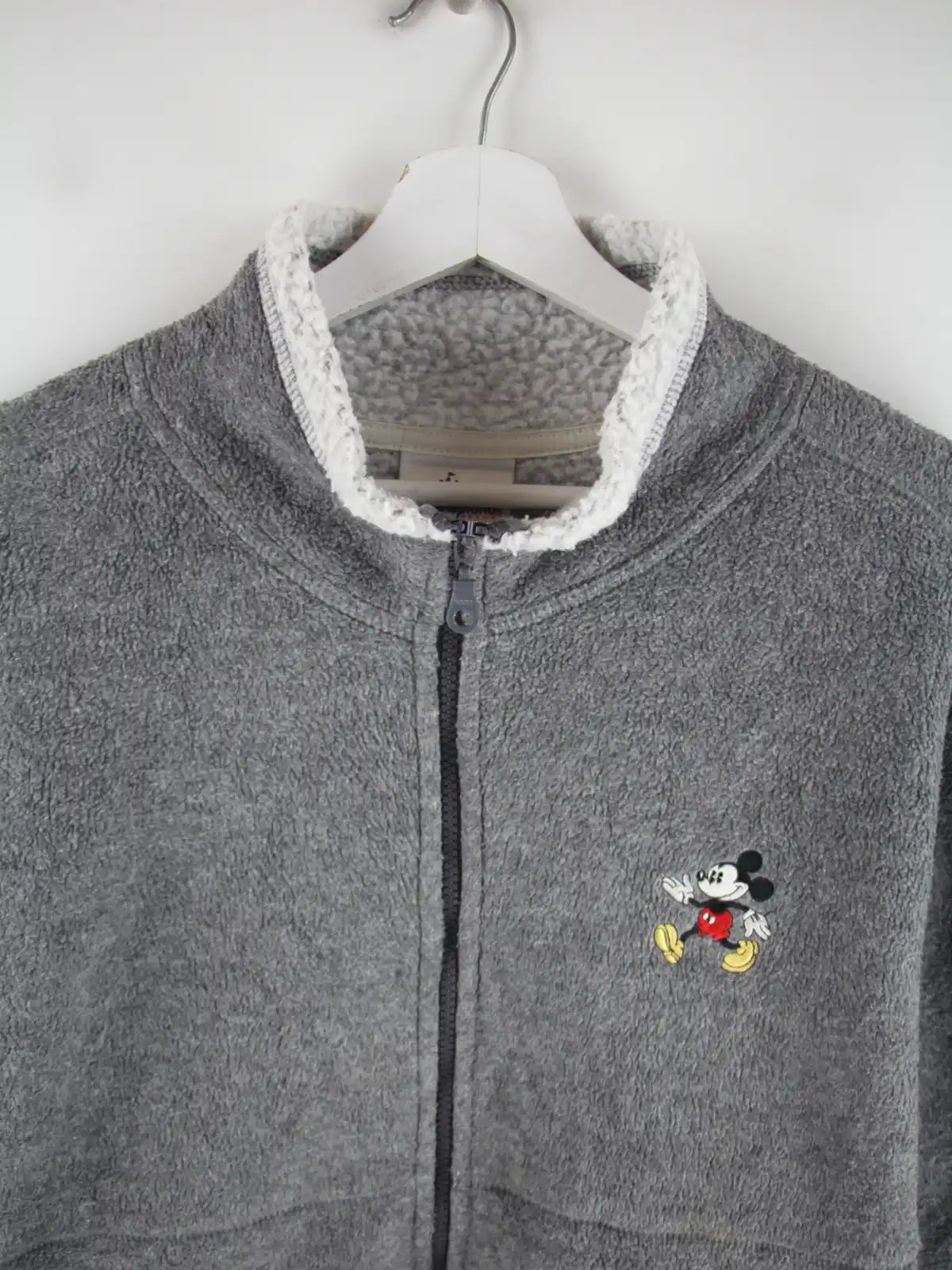Disney Fleece Grau XL – Detailansicht Vorderseite