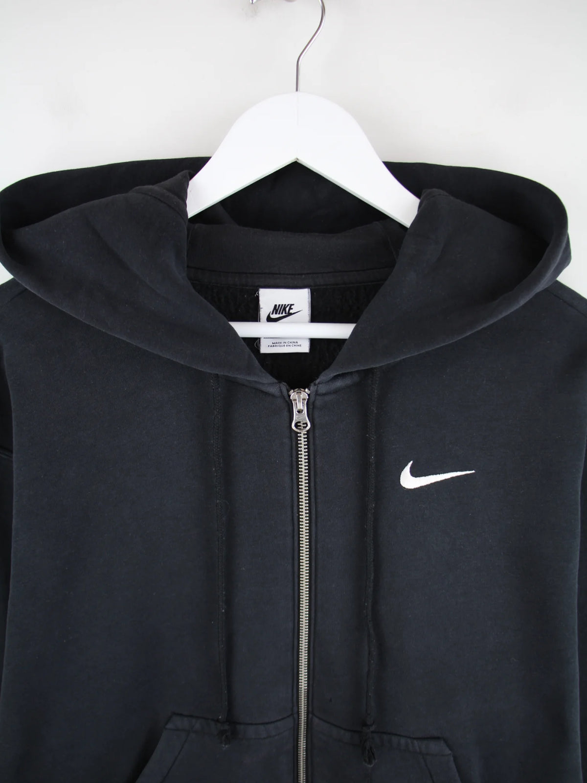 Nike Hoodie Schwarz S – Detailansicht Vorderseite