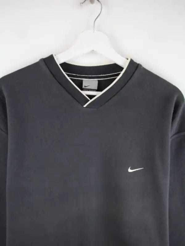 Nike Sweater Grau M – Detailansicht Vorderseite