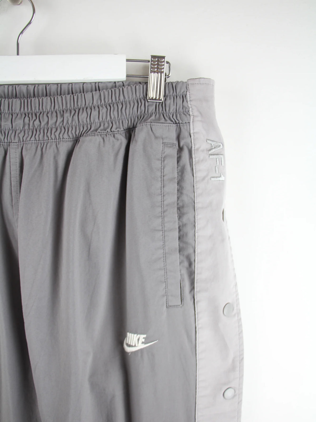 Nike Track Pants Grau L – Detailansicht Vorderseite