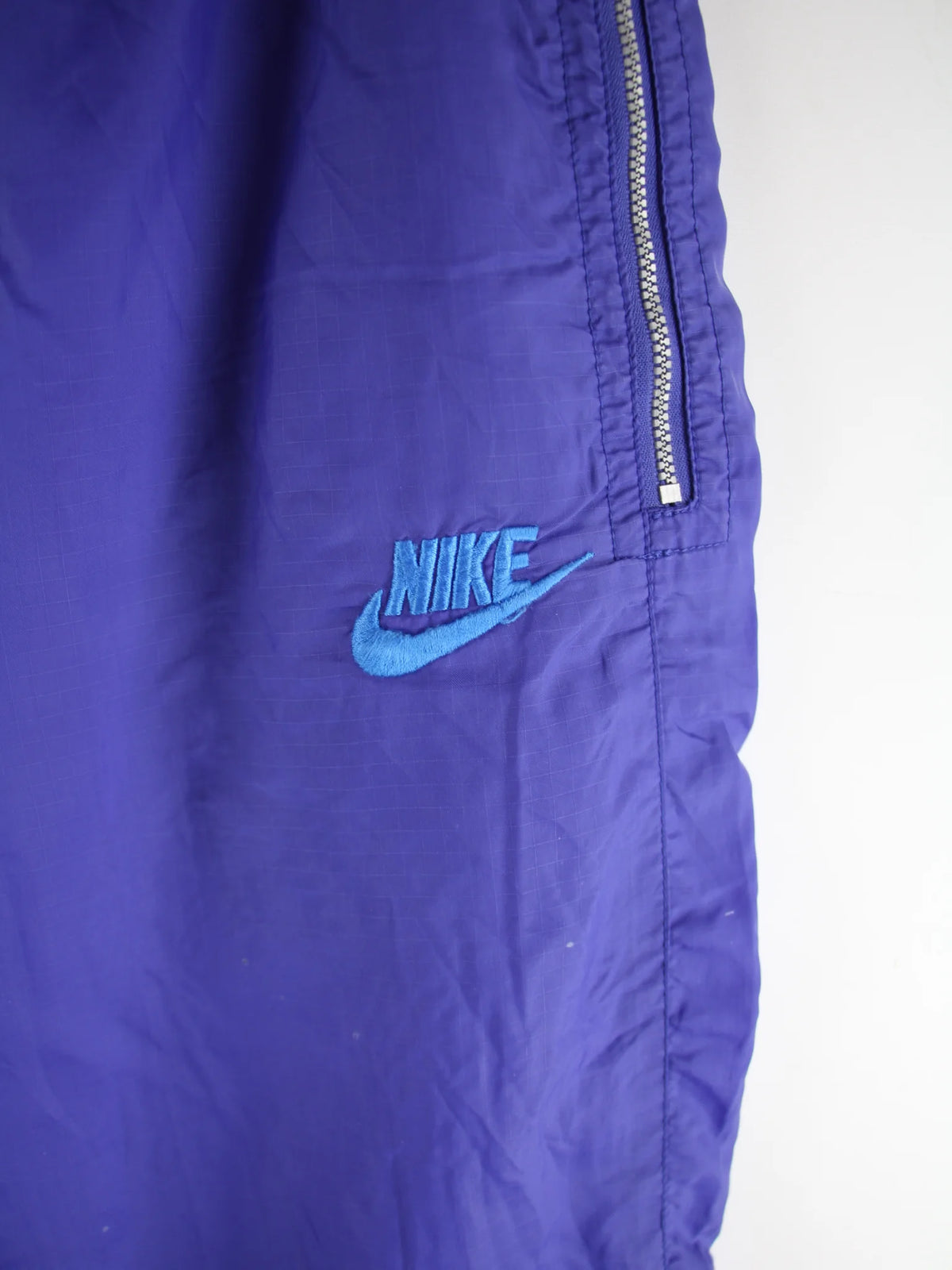 Nike Track Pants Lila S – Detailansicht Vorderseite
