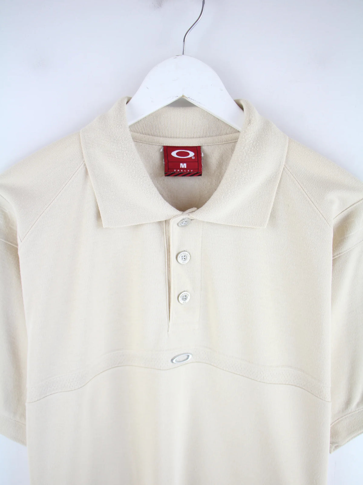 Oakley Polo Beige M – Detailansicht Vorderseite