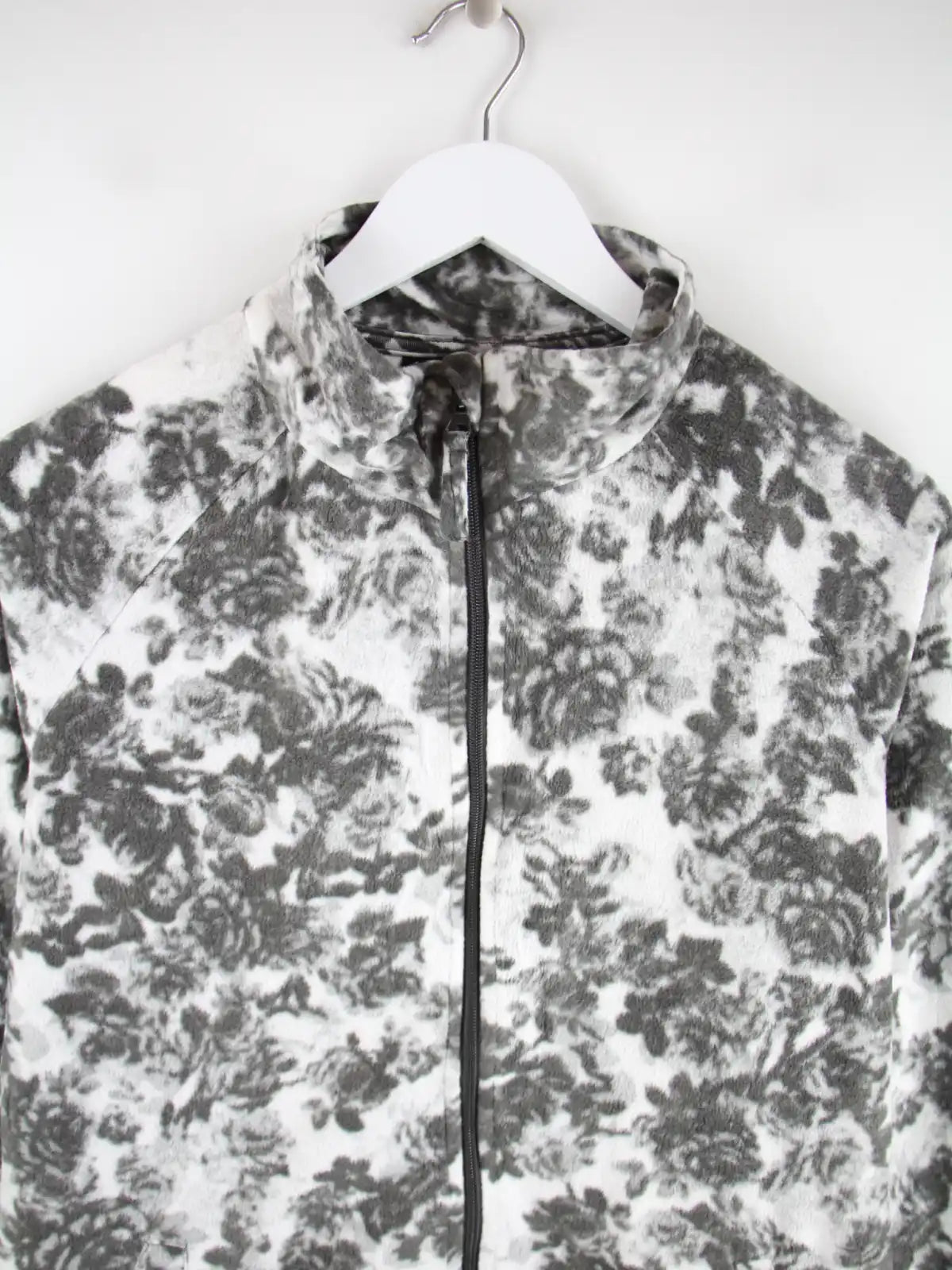 Vintage Fleece Grau L – Detailansicht Vorderseite