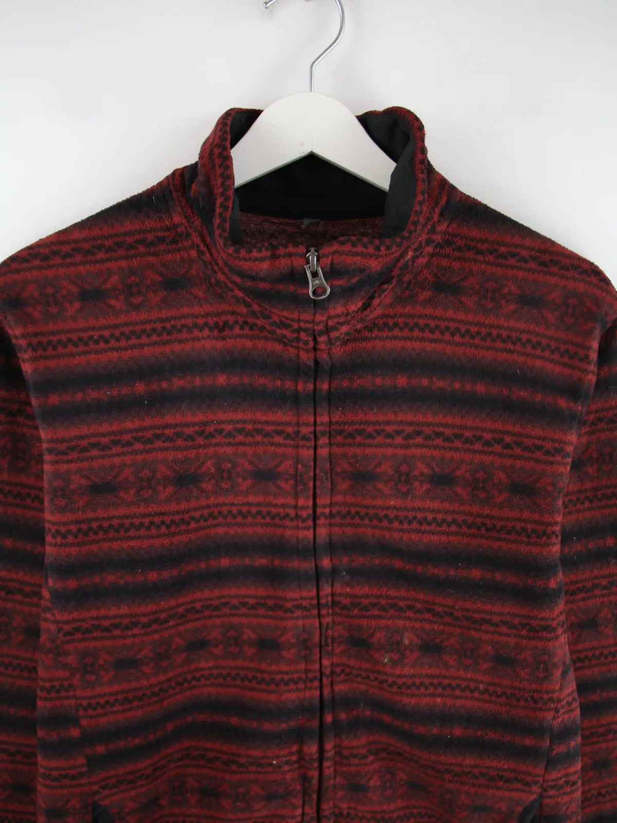 Vintage Fleece Rot L – Detailansicht Vorderseite