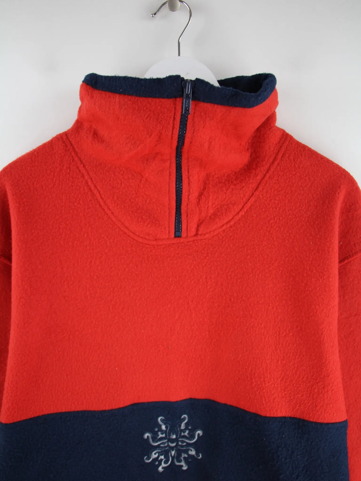 Vintage Fleece Rot M – Detailansicht Vorderseite