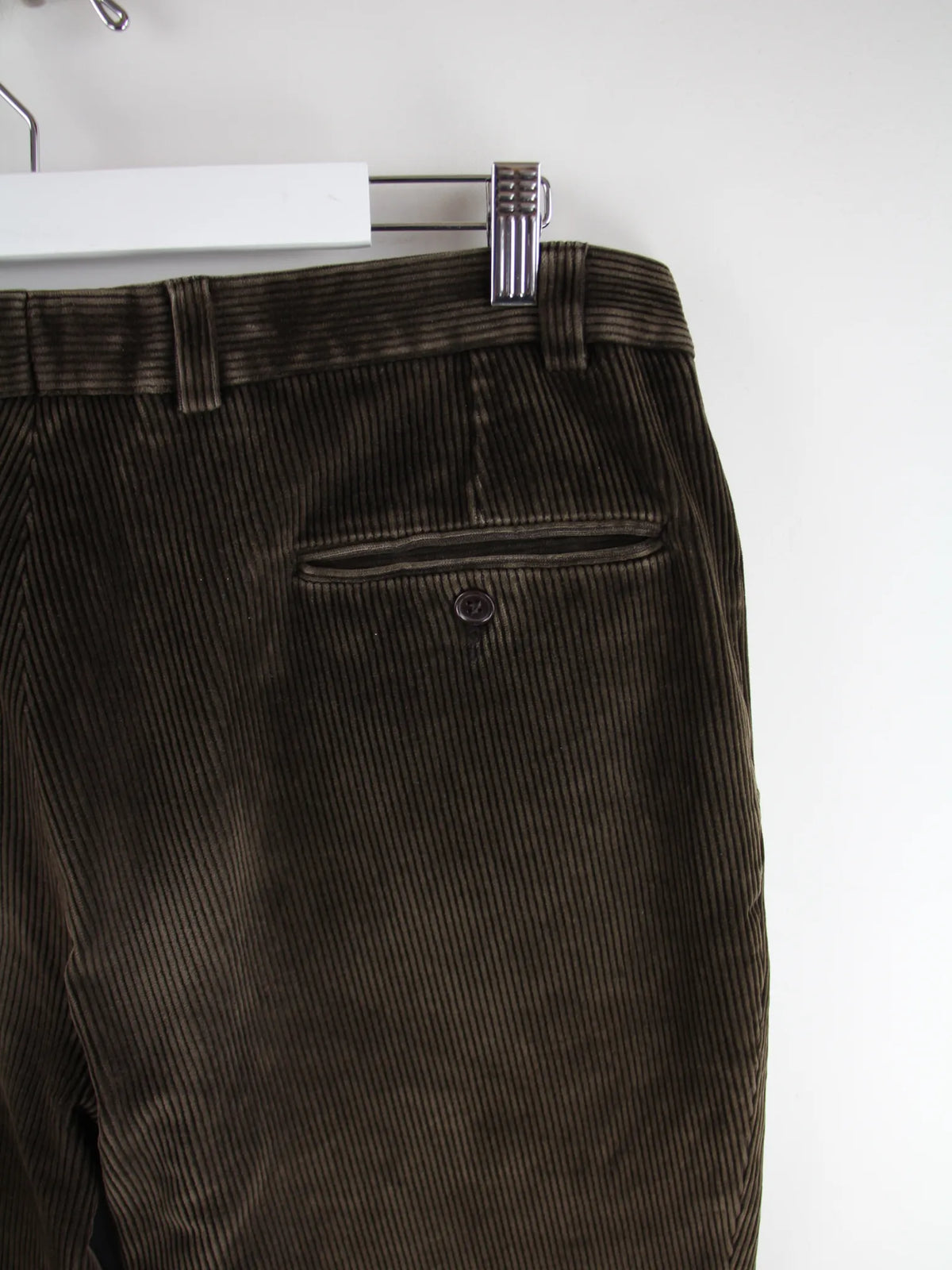 Vintage Hose Braun – Detailansicht Vorderseite