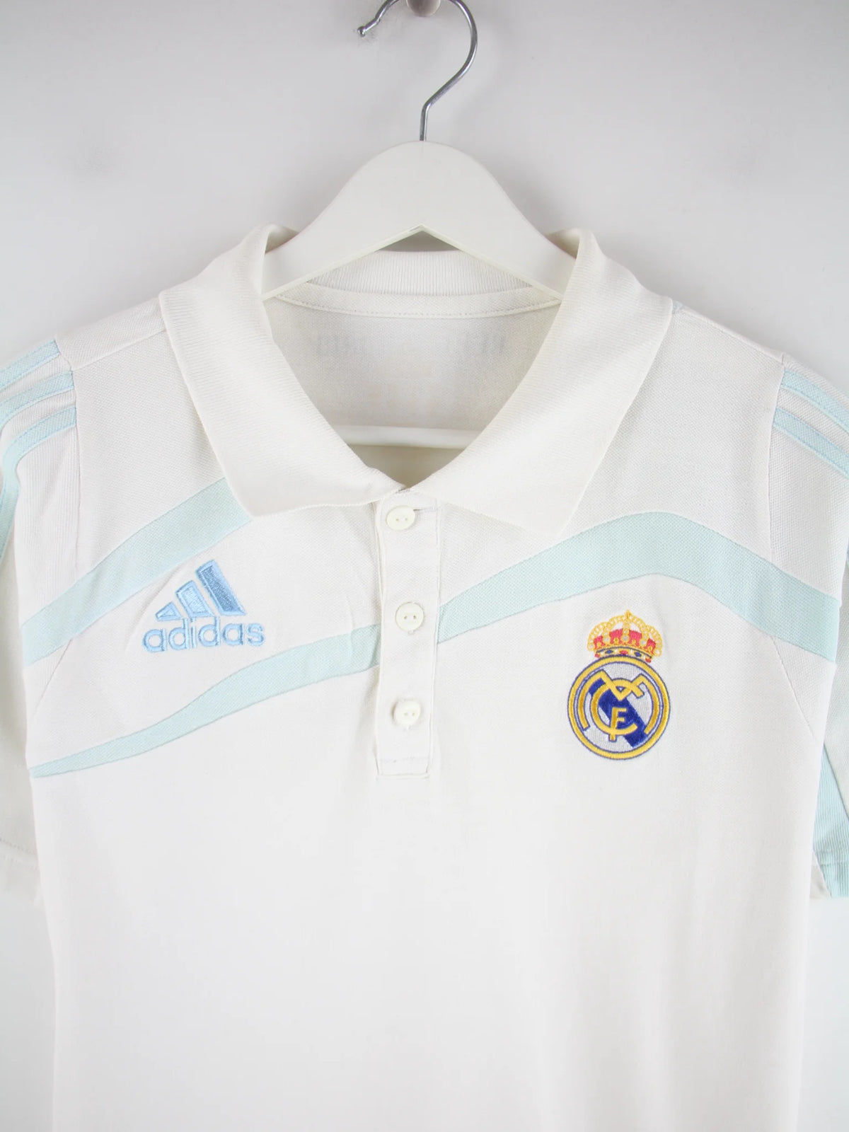 Adidas Polo Weiß M – Detailansicht Vorderseite