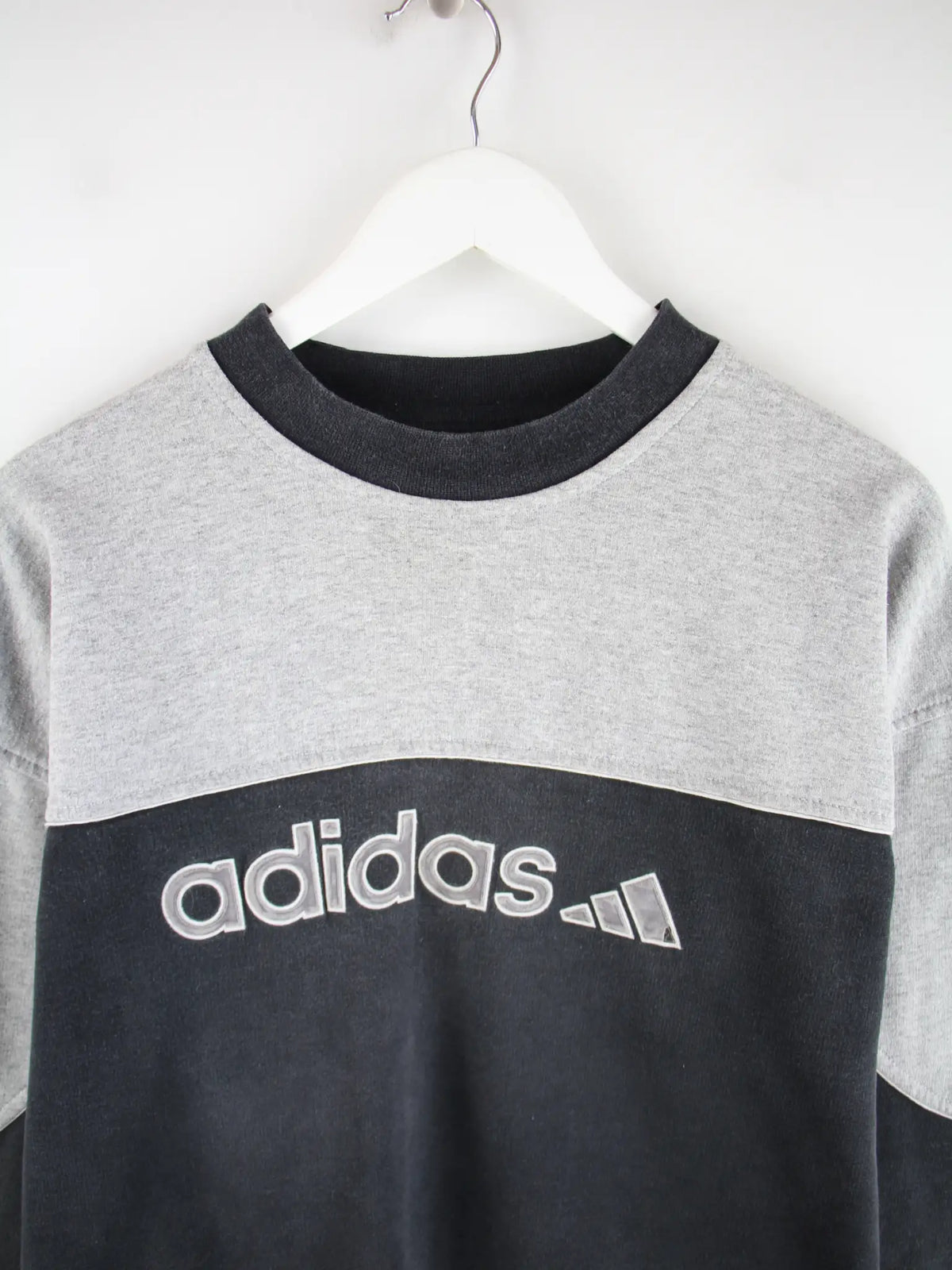 Adidas Sweater Grau M – Detailansicht Vorderseite