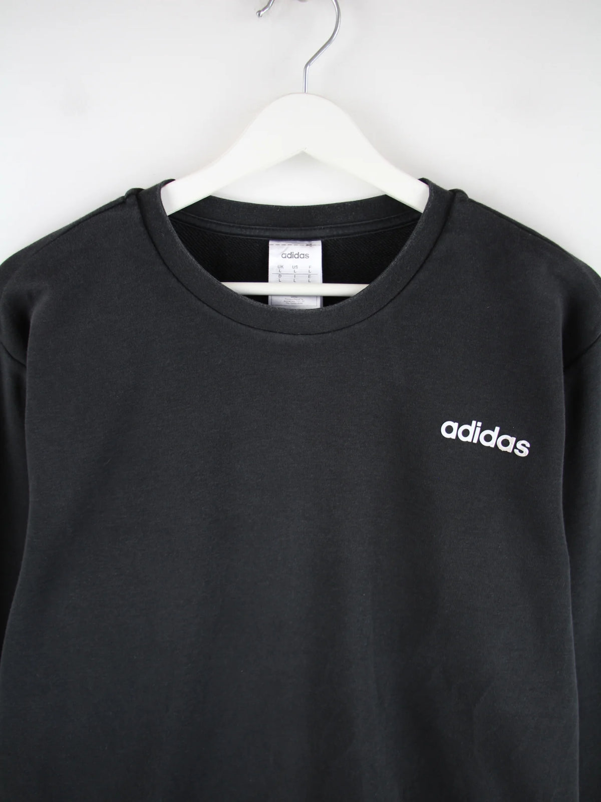 Adidas Sweater Schwarz L – Detailansicht Vorderseite