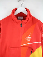 Asics Fleece Rot M – Detailansicht Vorderseite