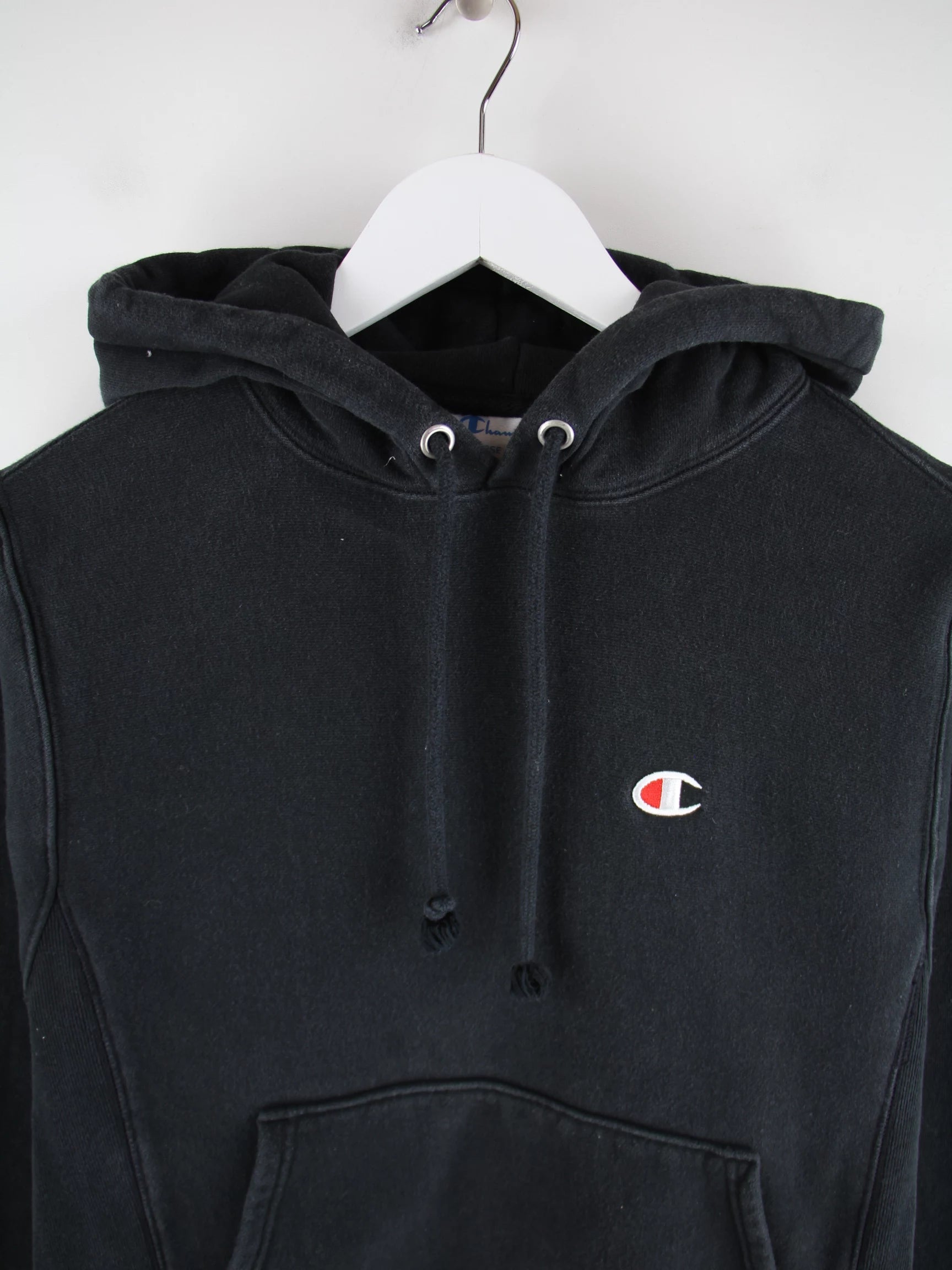 Champion Hoodie Schwarz S – Detailansicht Vorderseite