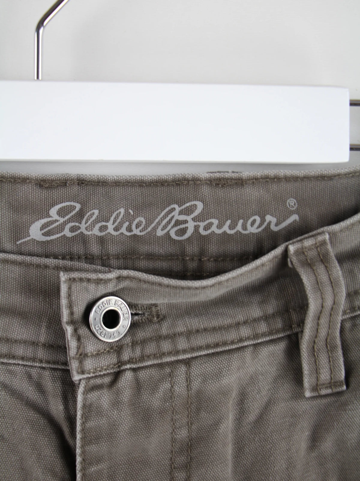 Eddie Bauer Hose Braun – Detailansicht Vorderseite