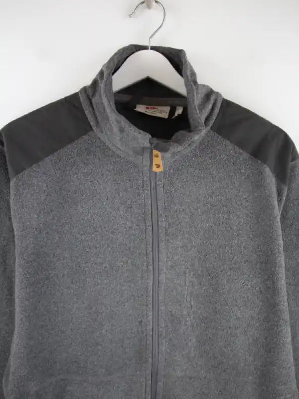 Fjäll Räven Fleece Grau L – Detailansicht Vorderseite