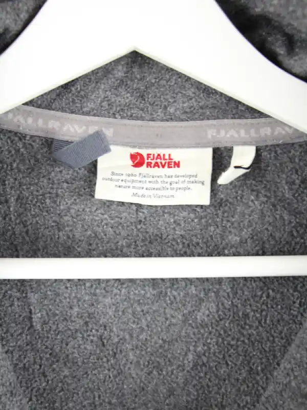 Fjäll Räven Fleece Grau L – Etikett