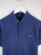Fred Perry Polo Blau M – Detailansicht Vorderseite
