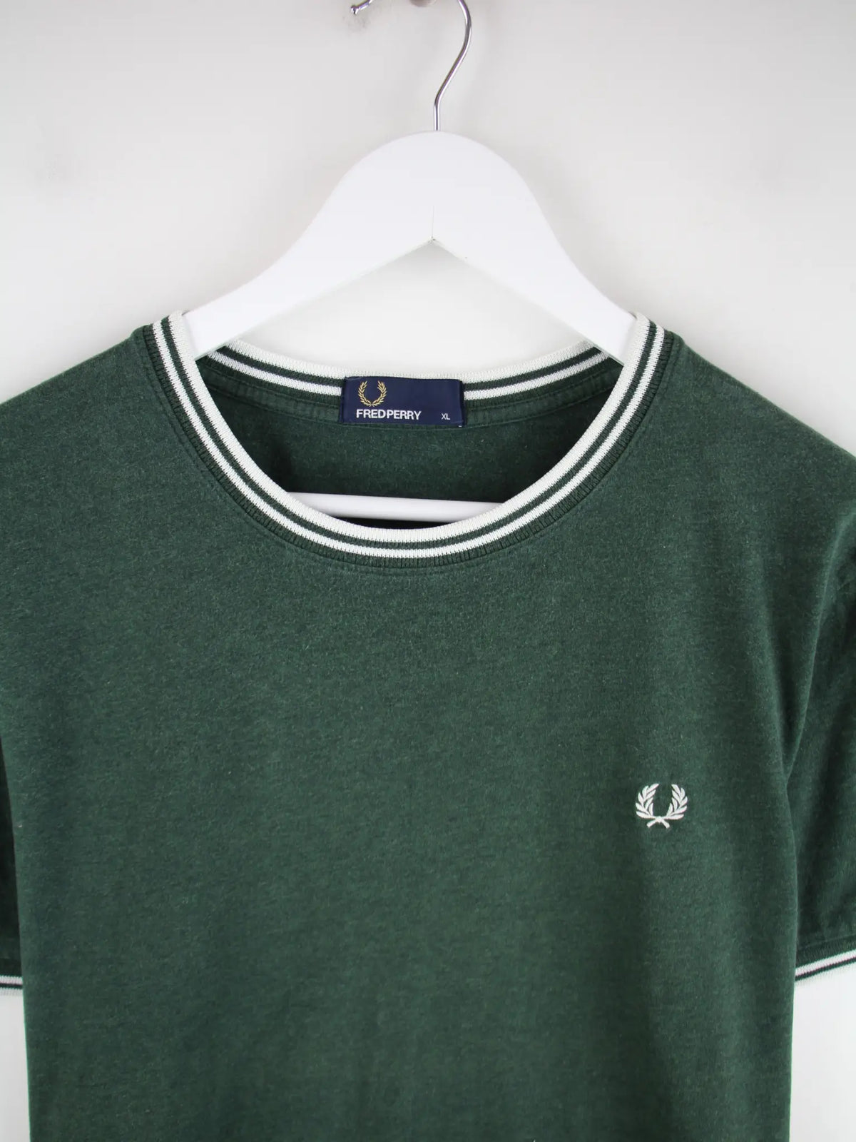 Fred Perry T-Shirt Grün XL – Detailansicht Vorderseite
