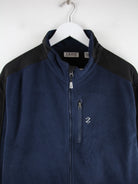 Izod Fleece Blau L – Detailansicht Vorderseite