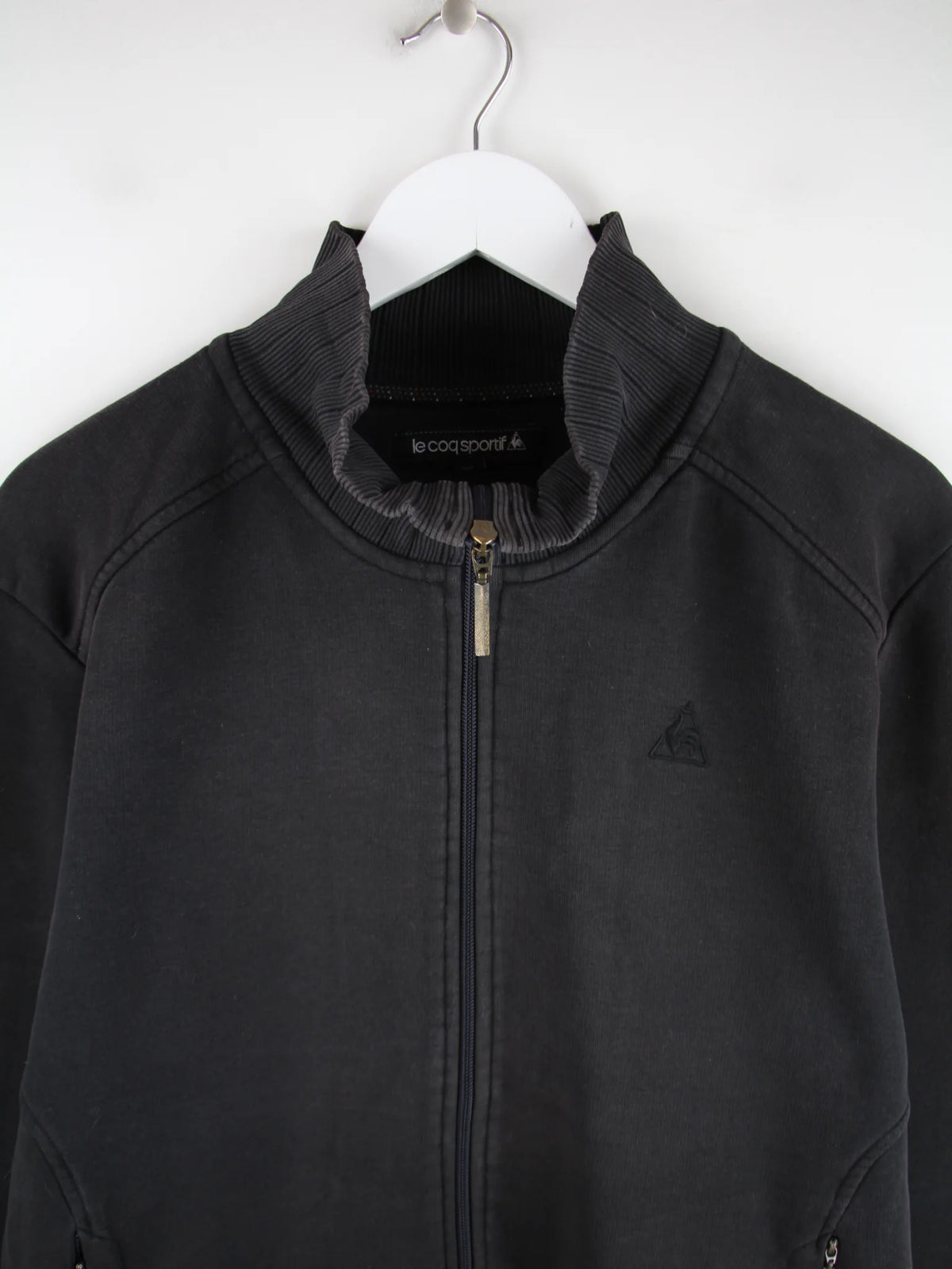Le Coq Sportif Sweatjacke Schwarz L – Detailansicht Vorderseite