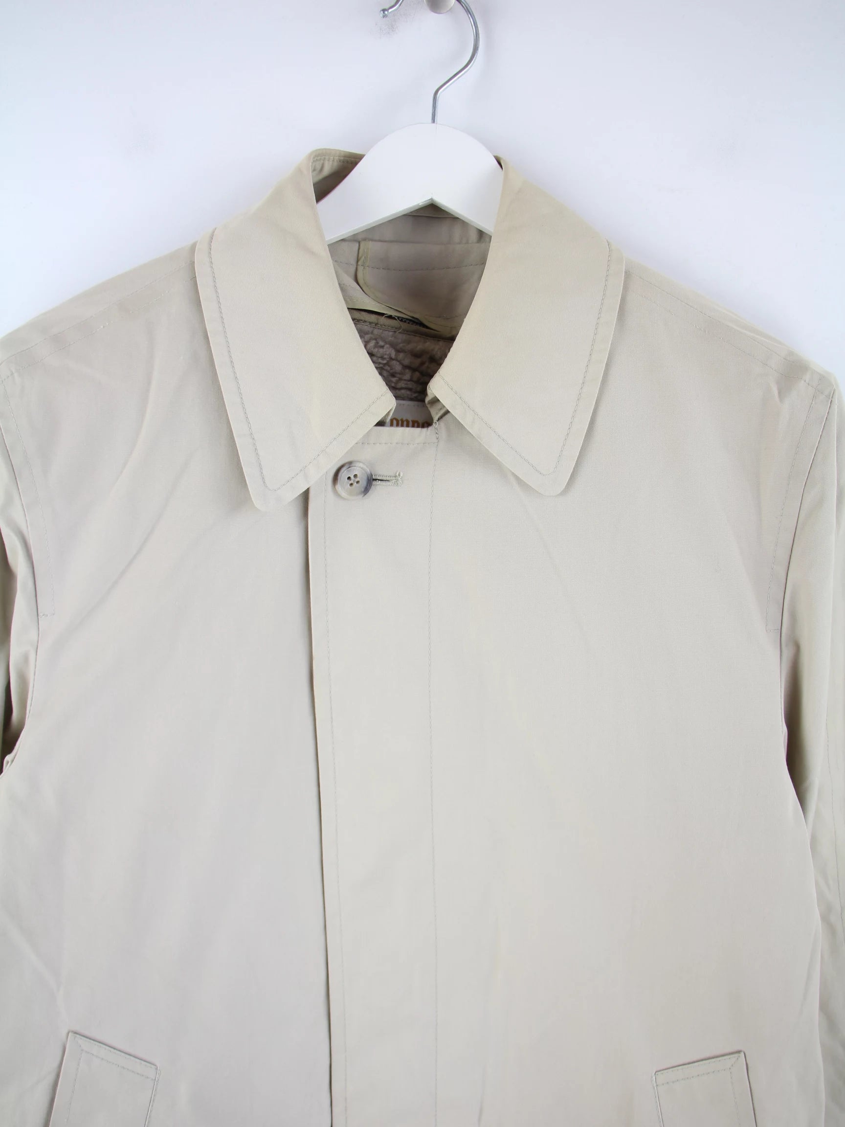 London Fog Mantel Beige S – Detailansicht Vorderseite