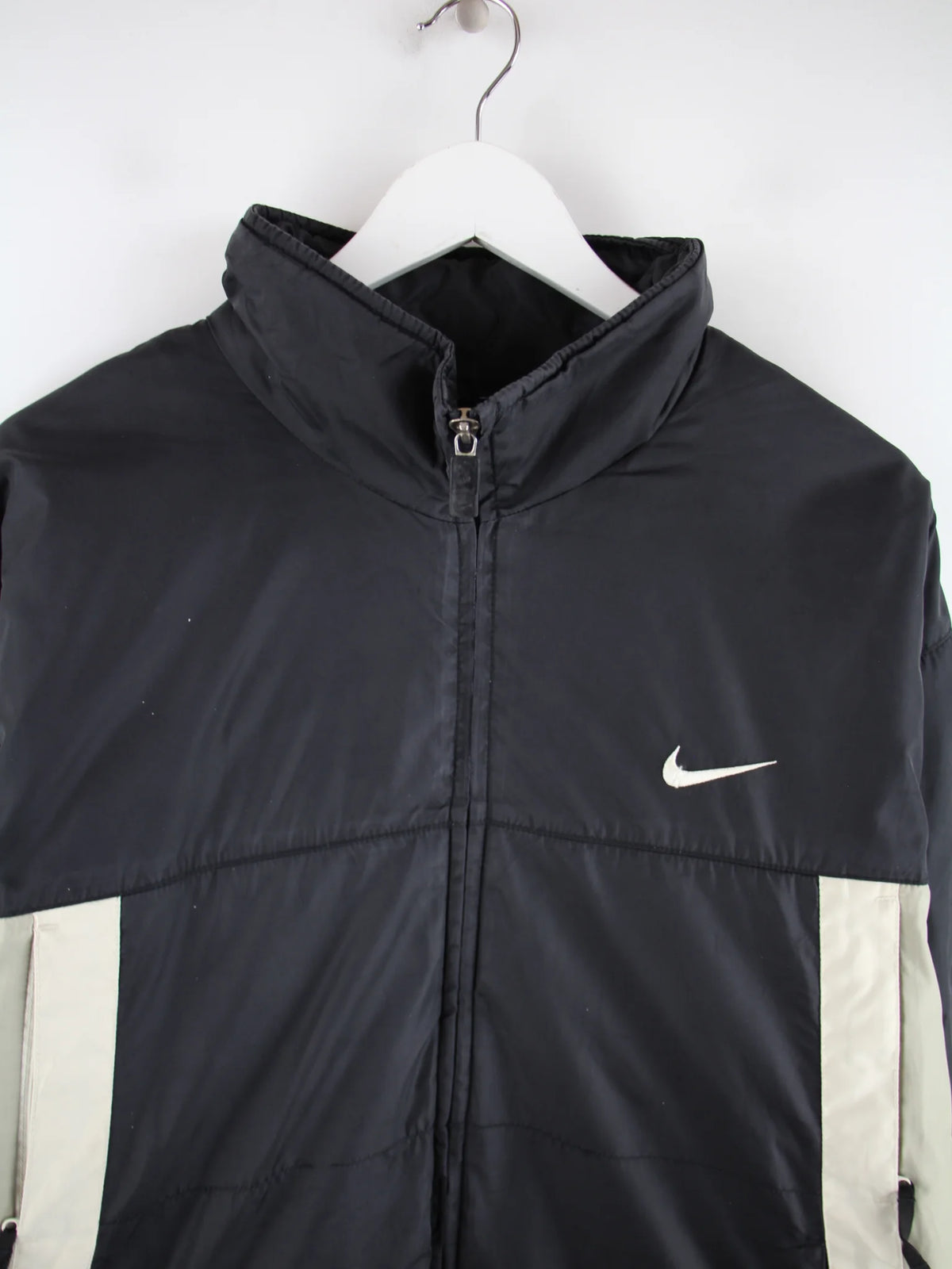 Nike Jacke Schwarz L – Detailansicht Vorderseite