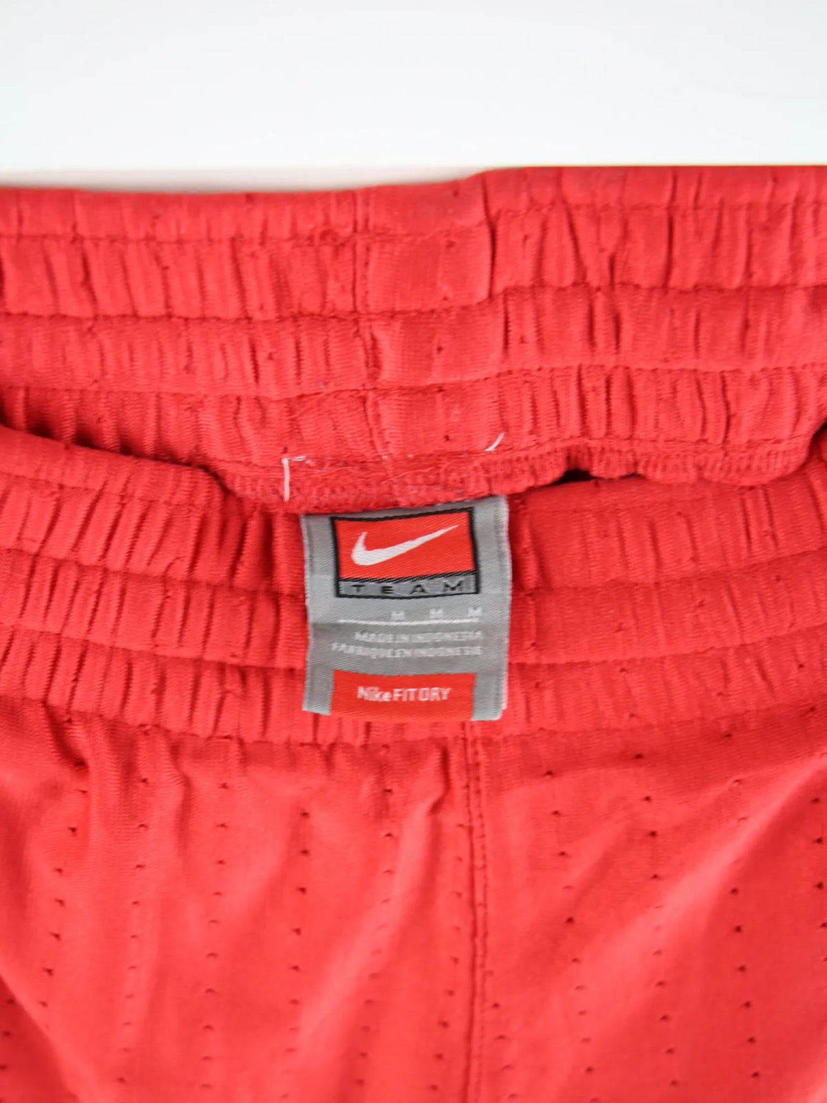 Nike Sportshorts Rot M – Detailansicht Vorderseite