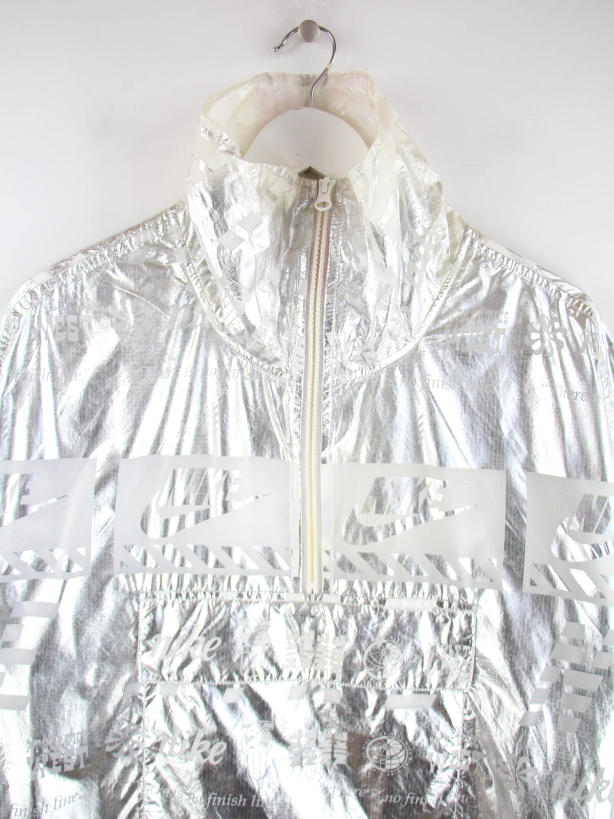 Nike Windbreaker Grau M – Detailansicht Vorderseite